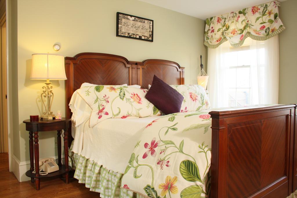 Captain Farris House South Yarmouth Room photo