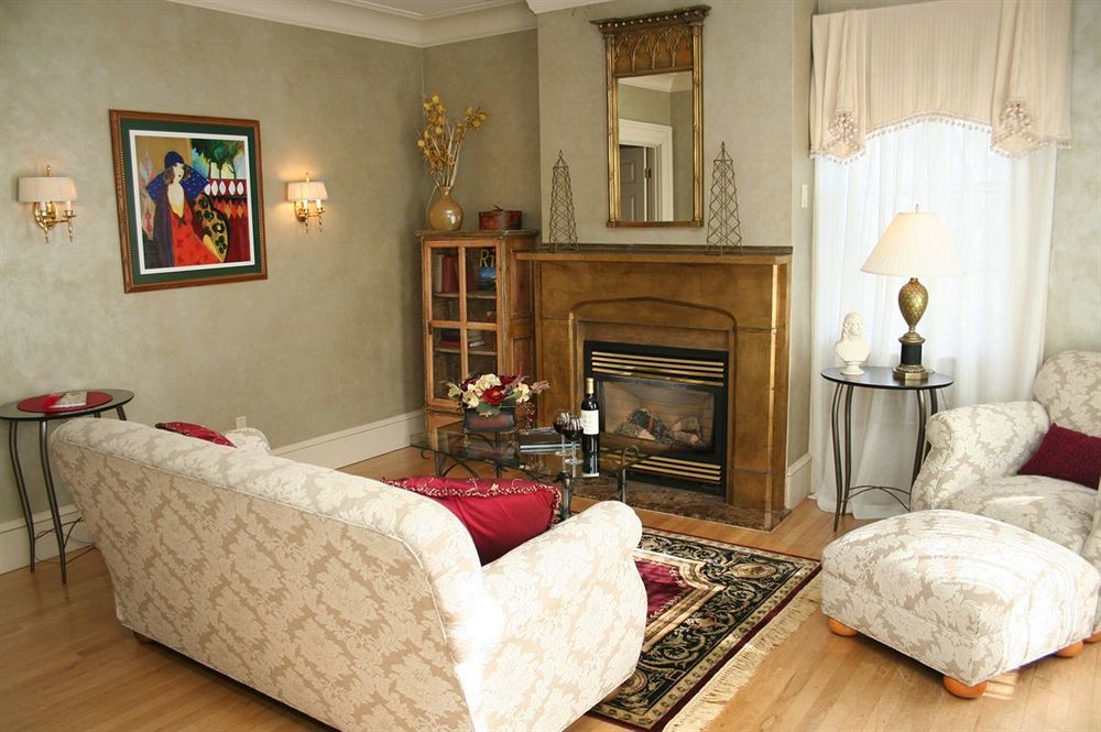 Captain Farris House South Yarmouth Room photo
